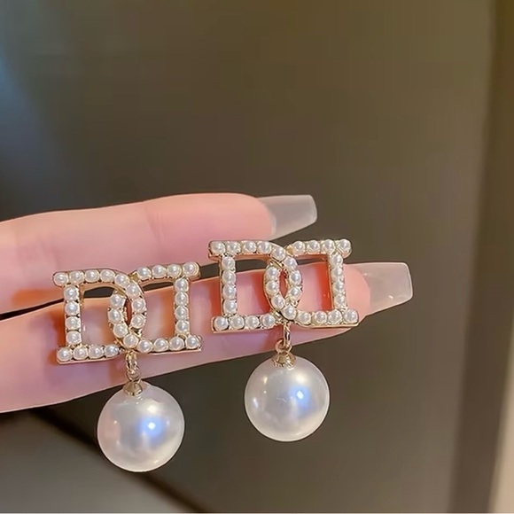 Vintage Pearl and Gold Jewelry Set - Picture 3 of 7